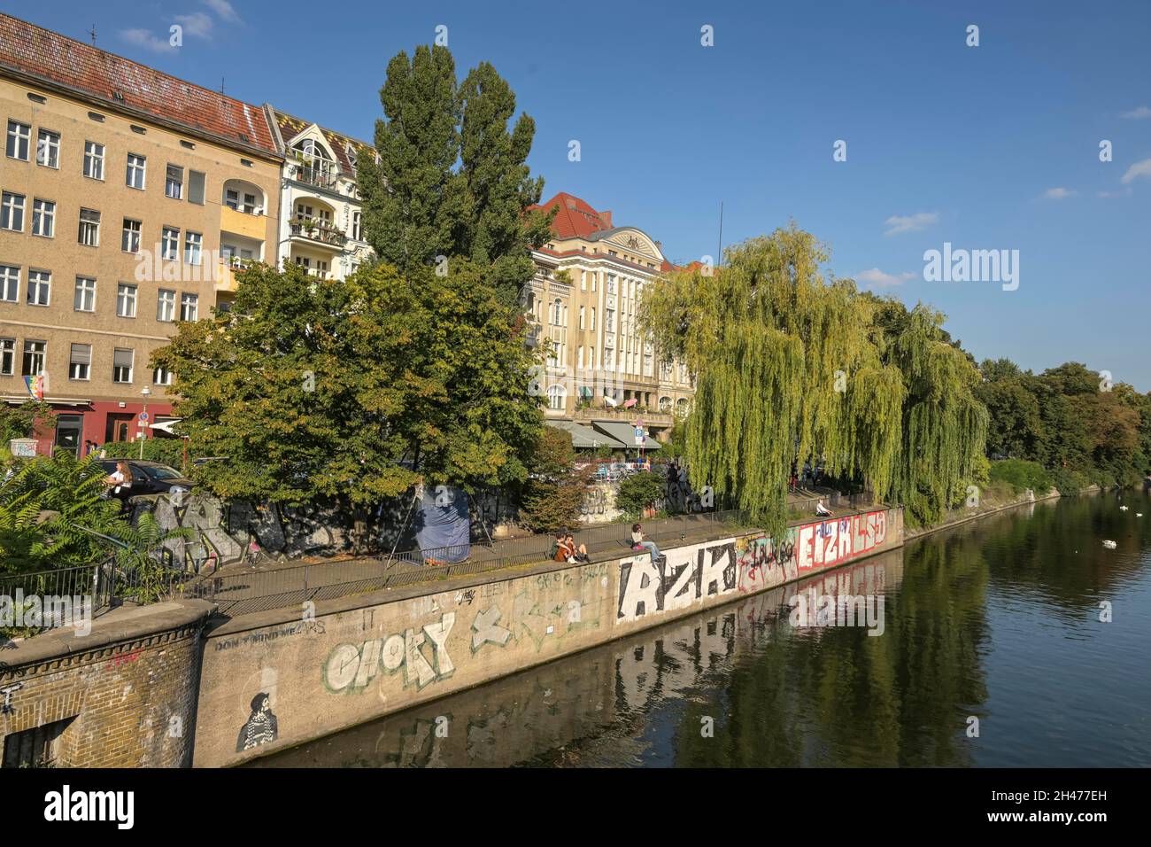 Altbauten, Paul-Lincke-Ufer, Landwehrkanal, Kreuzberg, Berlin, Deutschland Stock Photo