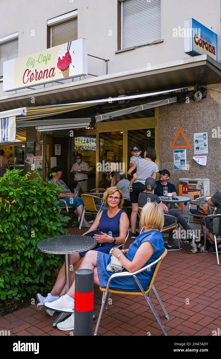 Eiscafe mit dem Namen Corona, Vlotho, Nordrhein-Westfalen, Deutschland Stock Photo