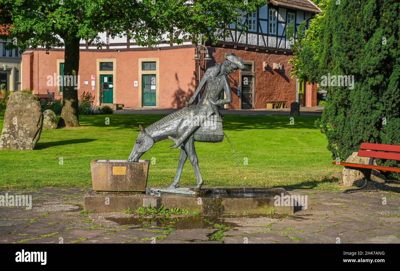 Münchhausenbrunnen, 'Das halbe Pferd', Baron von Münchhausen, Münchhausenstadt Bodenwerder, Niedersachsen, Deutschland Stock Photo