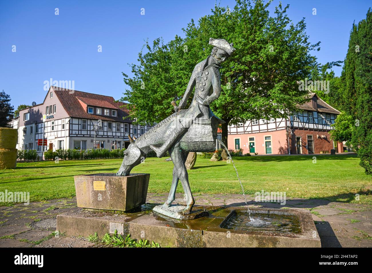 Münchhausenbrunnen, 'Das halbe Pferd', Baron von Münchhausen, Münchhausenstadt Bodenwerder, Niedersachsen, Deutschland Stock Photo