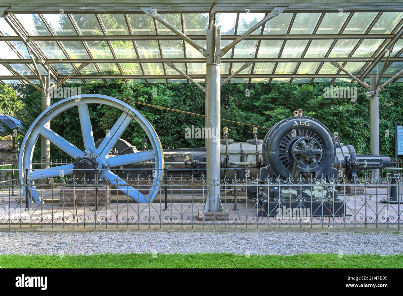 Historische Einkurbel-Verbund-Dampfmaschine (Hersteller Maier) mit Generator von AEG, Münchhausenstadt Bodenwerder, Niedersachsen, Deutschland Stock Photo