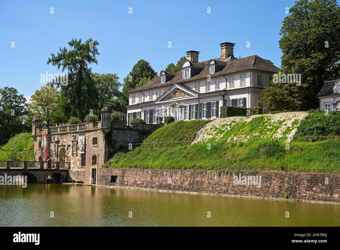Wallanlage, Wassergraben, Pyrmonter Schloss, Bad Pyrmont, Niedersachsen, Deutschland Stock Photo
