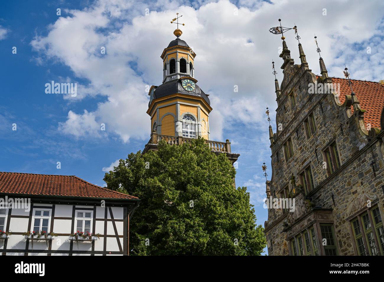 Sankt Nikolai Kirche, Altes Rathaus, Marktplatz, Altstadt, Rinteln, Landkreis Schaumburg, Niedersachsen, Deutschland Stock Photo