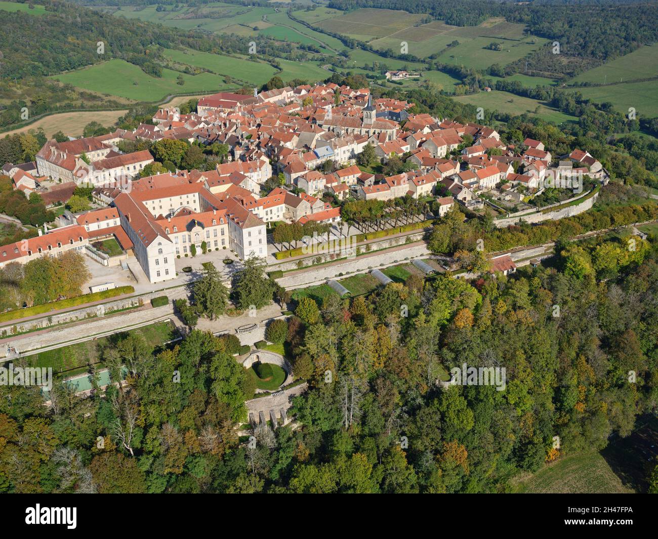 AERIAL VIEW. Small town on a promontory overlooking the Ozerain Valley. Flavigny-sur-Ozerain, Côte d'Or, Bourgogne-Franche-Comté, France. Stock Photo
