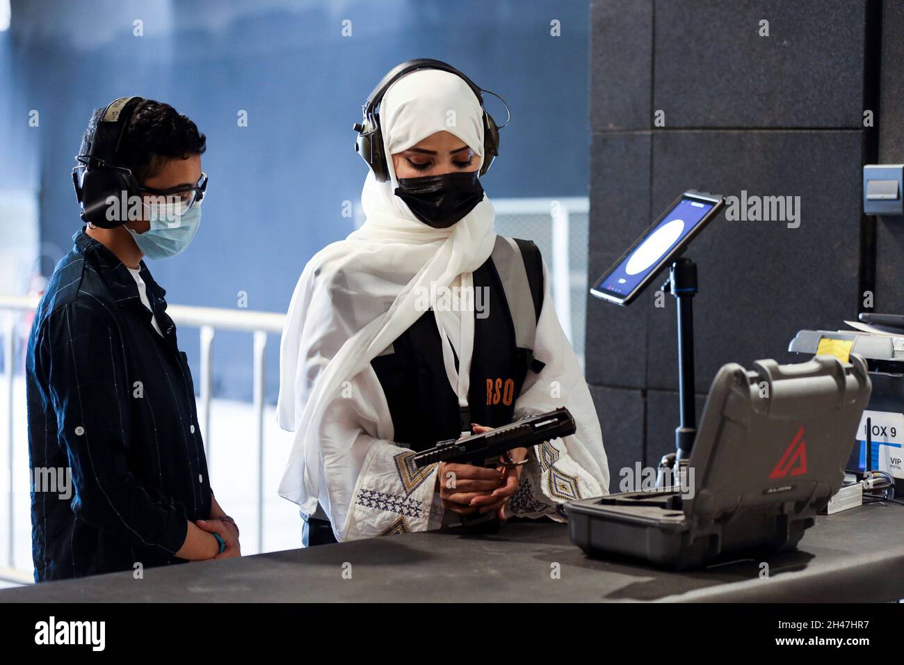 Woman on gun range hires stock photography and images Alamy