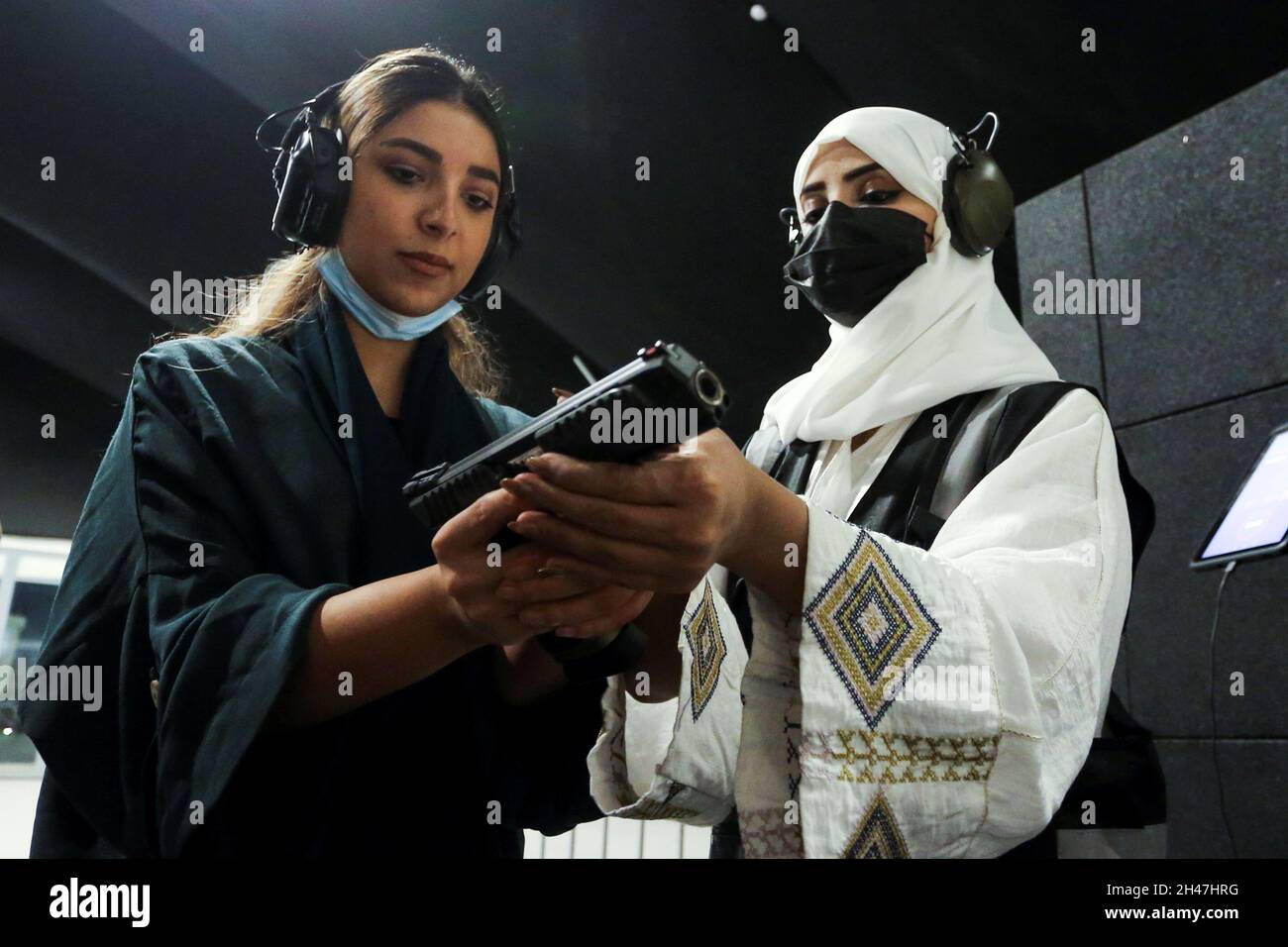 Woman on gun range hires stock photography and images Alamy