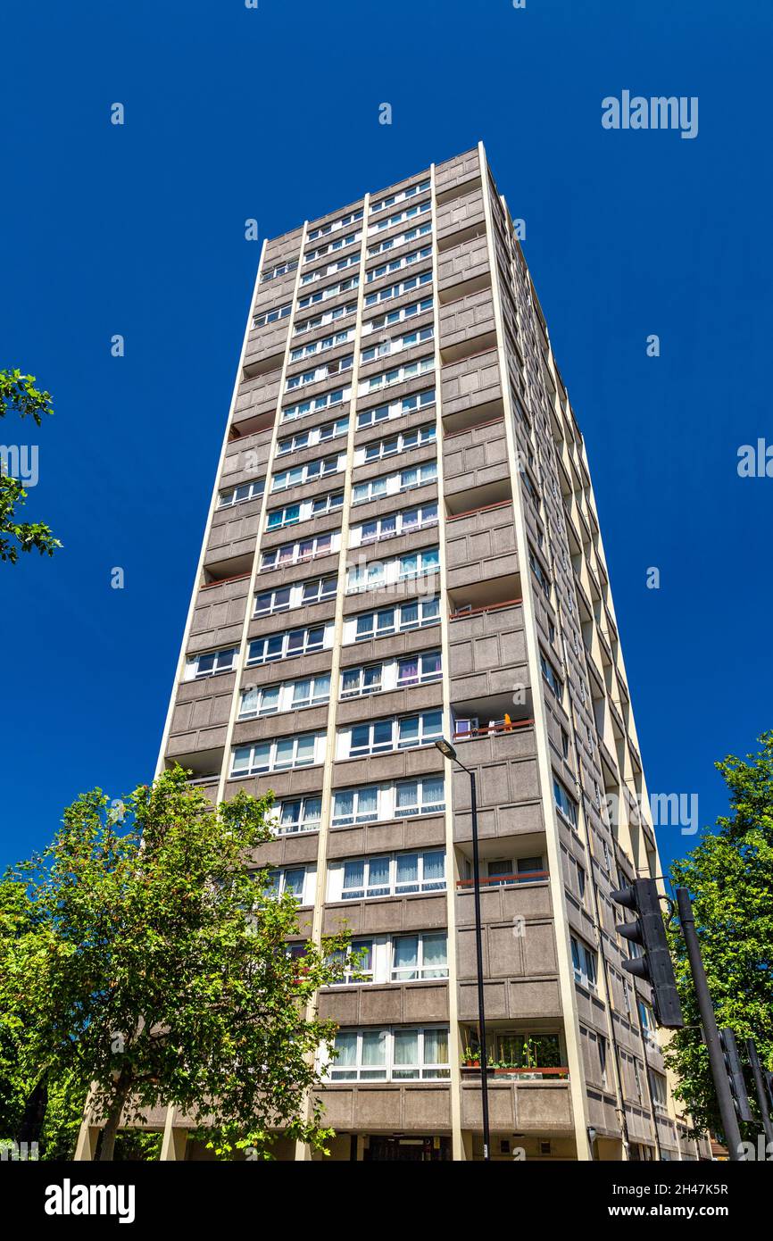 1960s council tower block Gordon House in Ratcliff, Shadwell, Tower Hamlets, London, UK Stock Photo