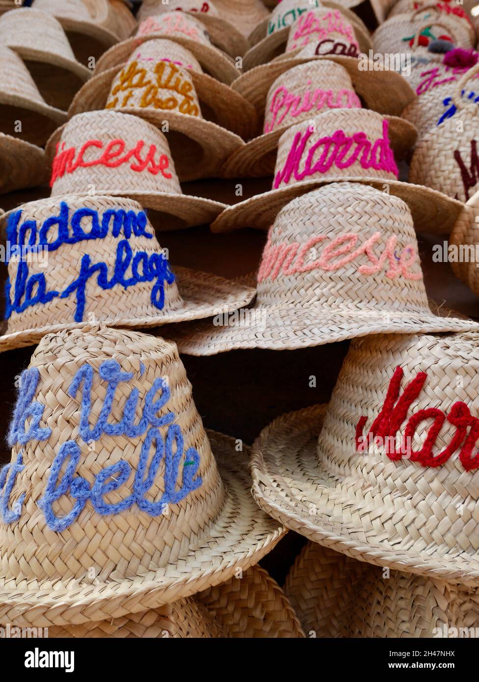 Close up of straw hats for sale in the souk of Marrakech at Places des  Epices, Morocco Stock Photo - Alamy