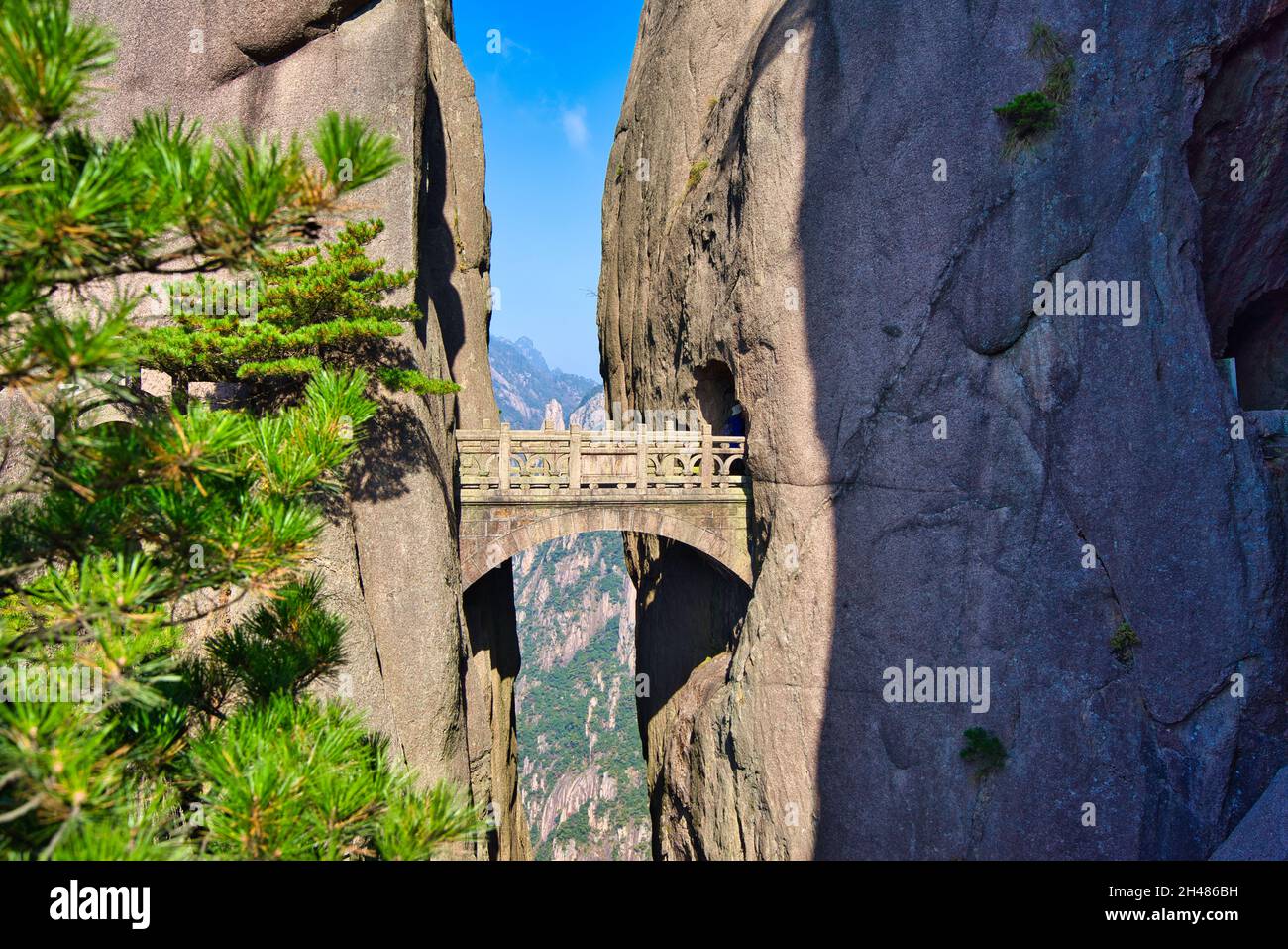 The bridge that connects the two do granite hills. Landscape of Mount Huangshan (Yellow Mountain). UNESCO World Heritage Site. Anhui Province, China. Stock Photo