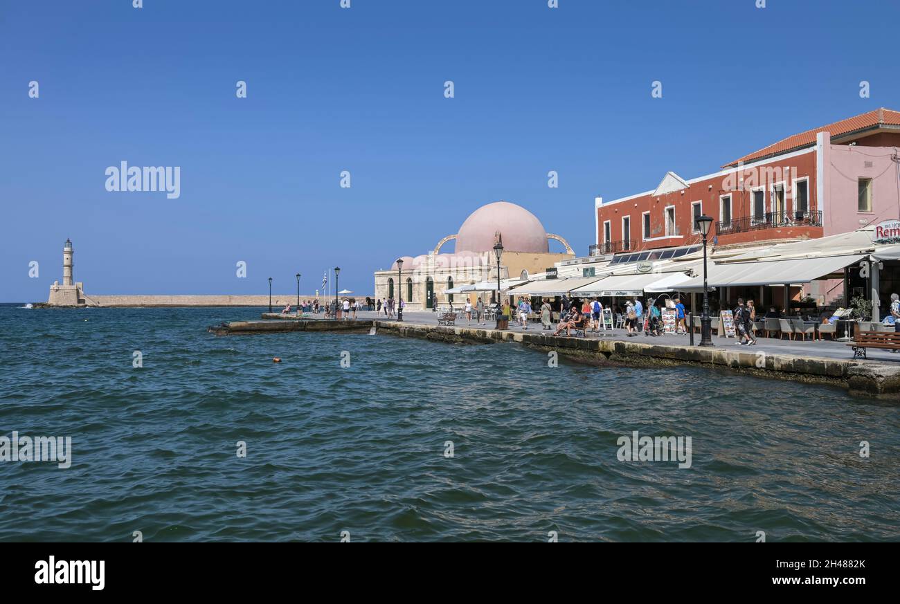 Venezianischer Hafen mit Kioutsouk Hassan Moschee, Chania, Kreta, Griechenland Stock Photo