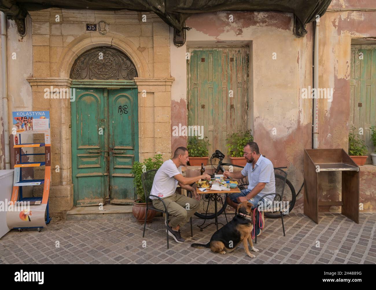 Mittagessen, Altstadtgasse, Topanas-Viertel, Chania, Kreta, Griechenland Stock Photo