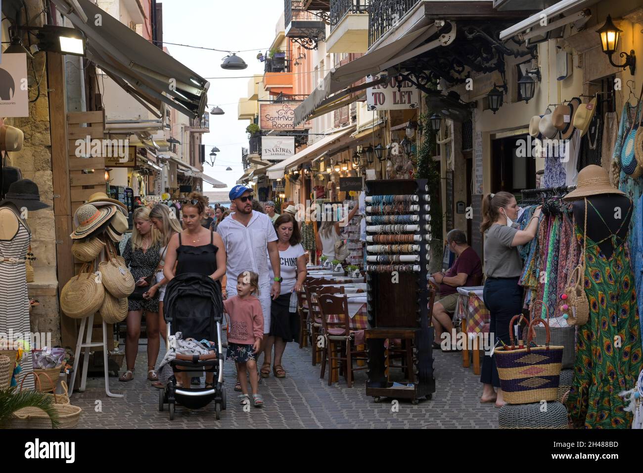 Touristen, Kondilaki-Straße, Evraiki-Viertel, Altstadt, Chania, Kreta, Griechenland Stock Photo