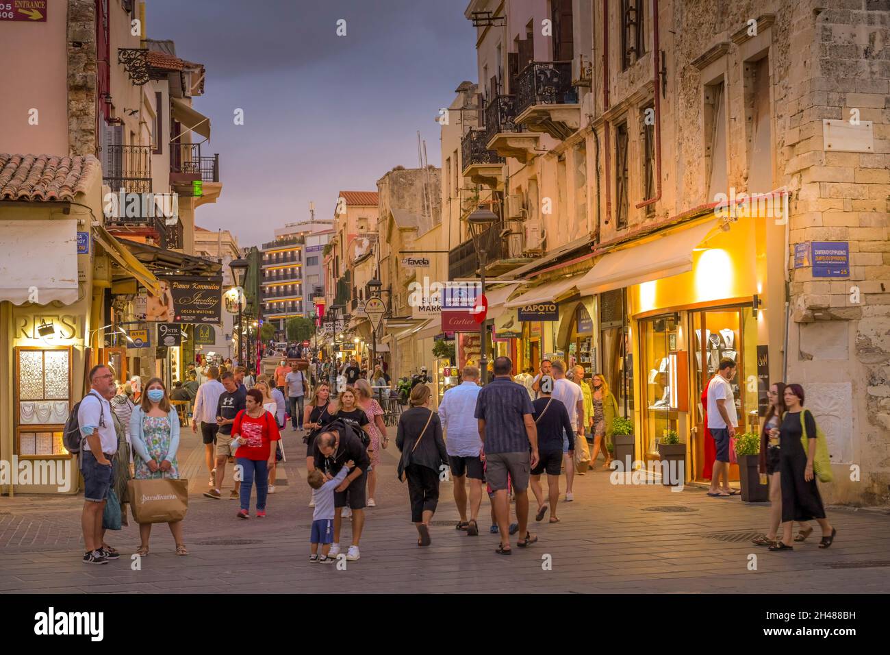 Touristen, Chalidon-Straße, Evraiki-Viertel, Chania, Kreta, Griechenland Stock Photo