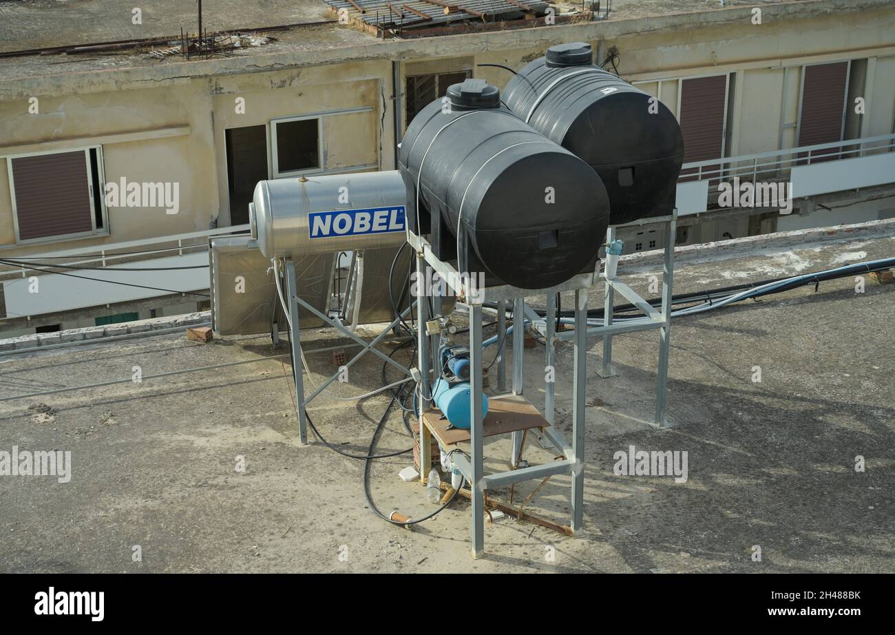 Solaranlage Warmwasser, Dach, Chania, Kreta, Griechenland Stock Photo