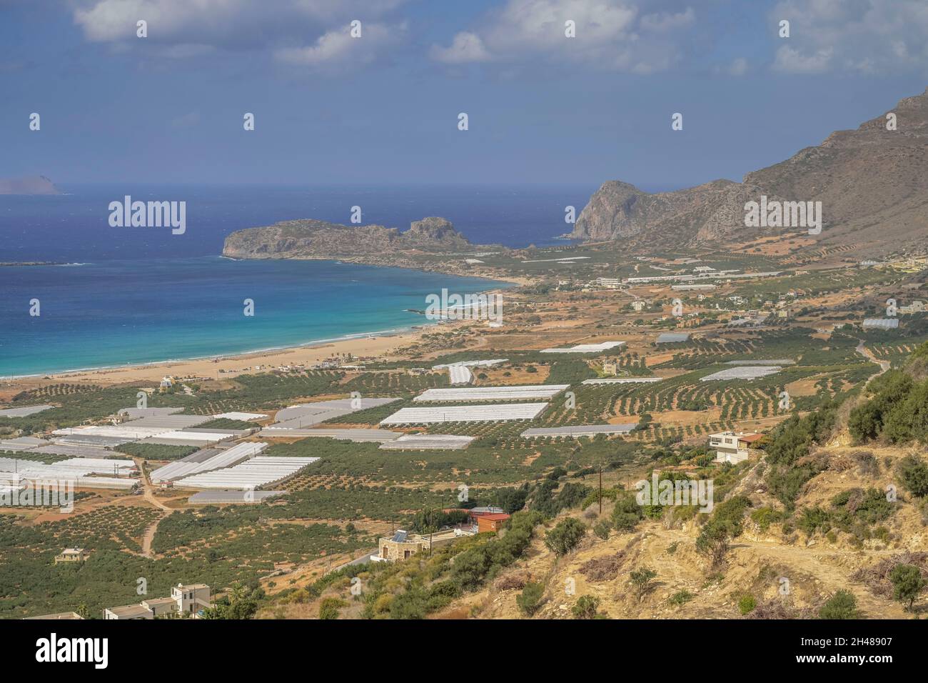 Bucht von Falassarna mit Gewächshäusern, Kreta, Griechenland Stock Photo