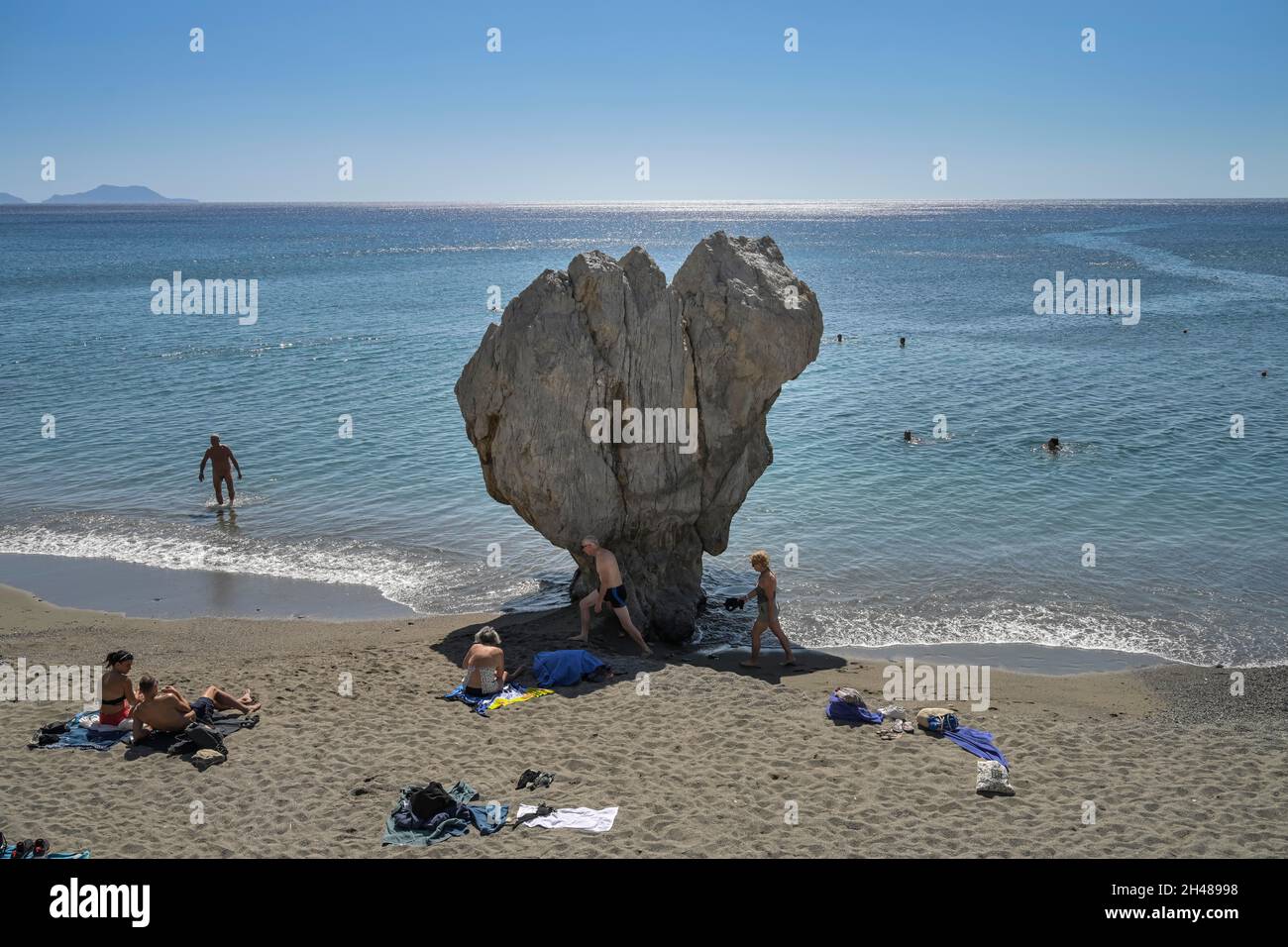 Felsen, Sandstrand, Sonnenbaden, Urlauber, Touristen, Preveli, Kreta, Griechenland Stock Photo