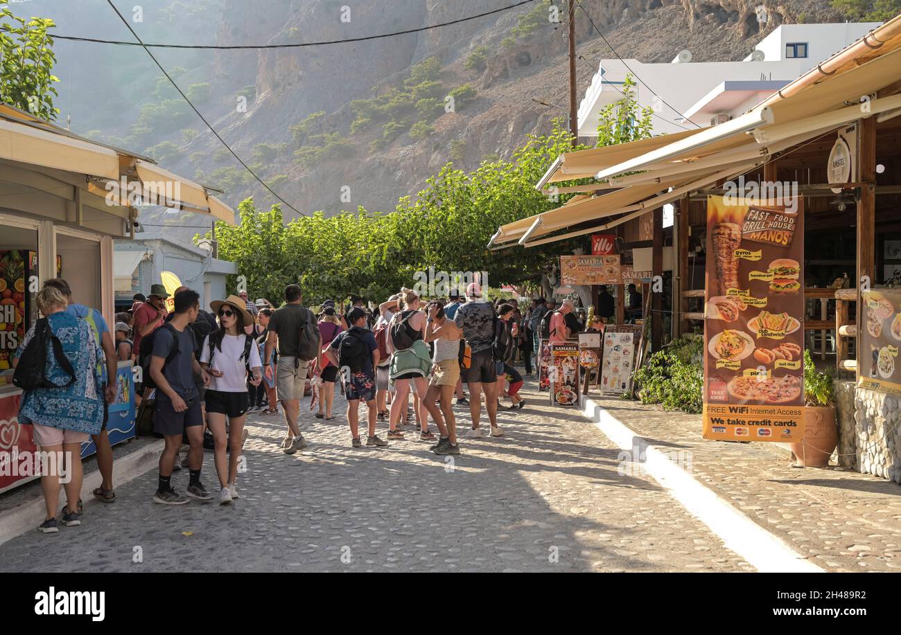 Touristen Dorfstraße, Agia Roumeli, Kreta, Griechenland Stock Photo