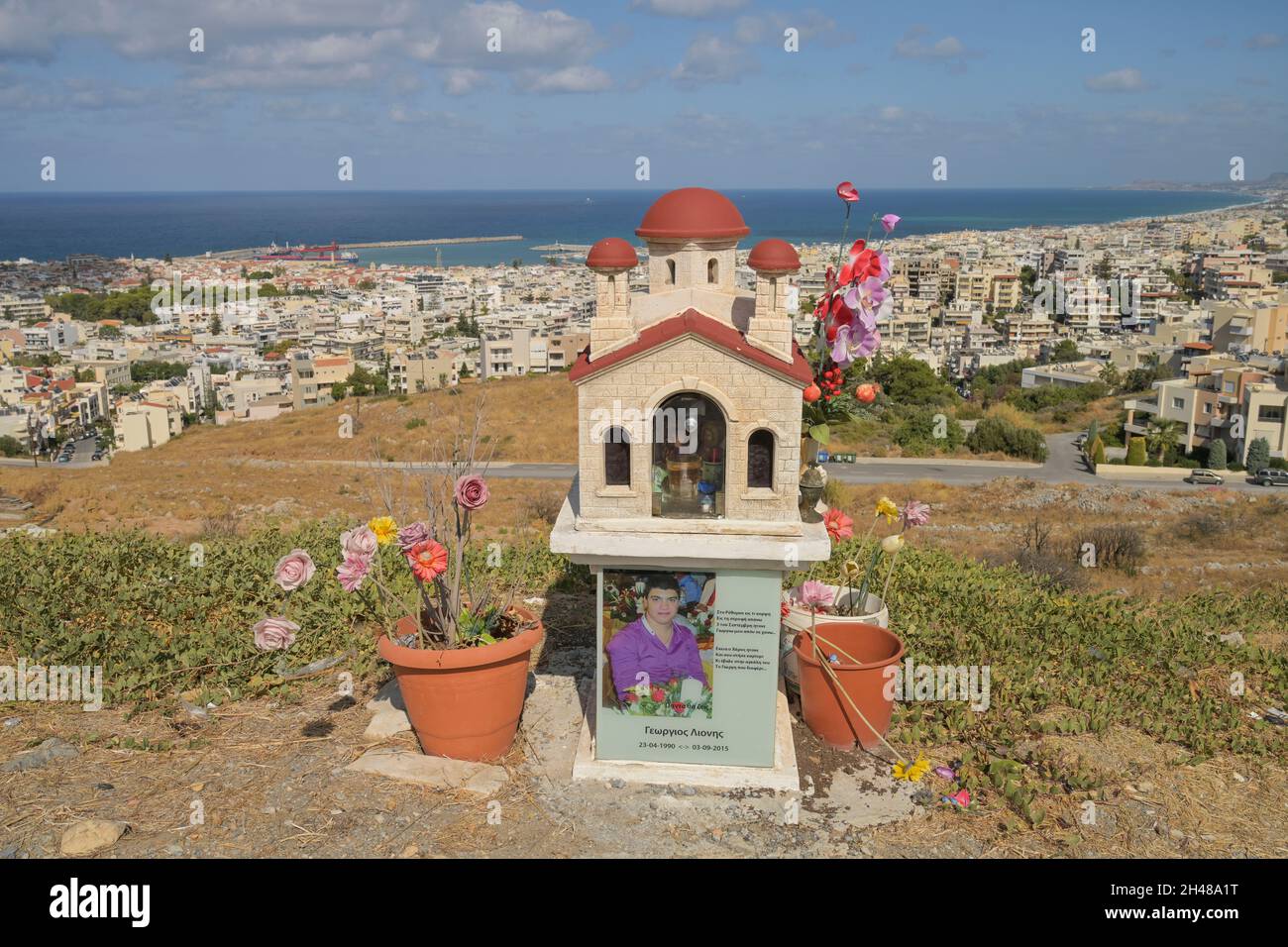 Schrein zum Gedenken an einem Verkehrsunfall, Ikonostase, Rethymno, Kreta, Griechenland Stock Photo