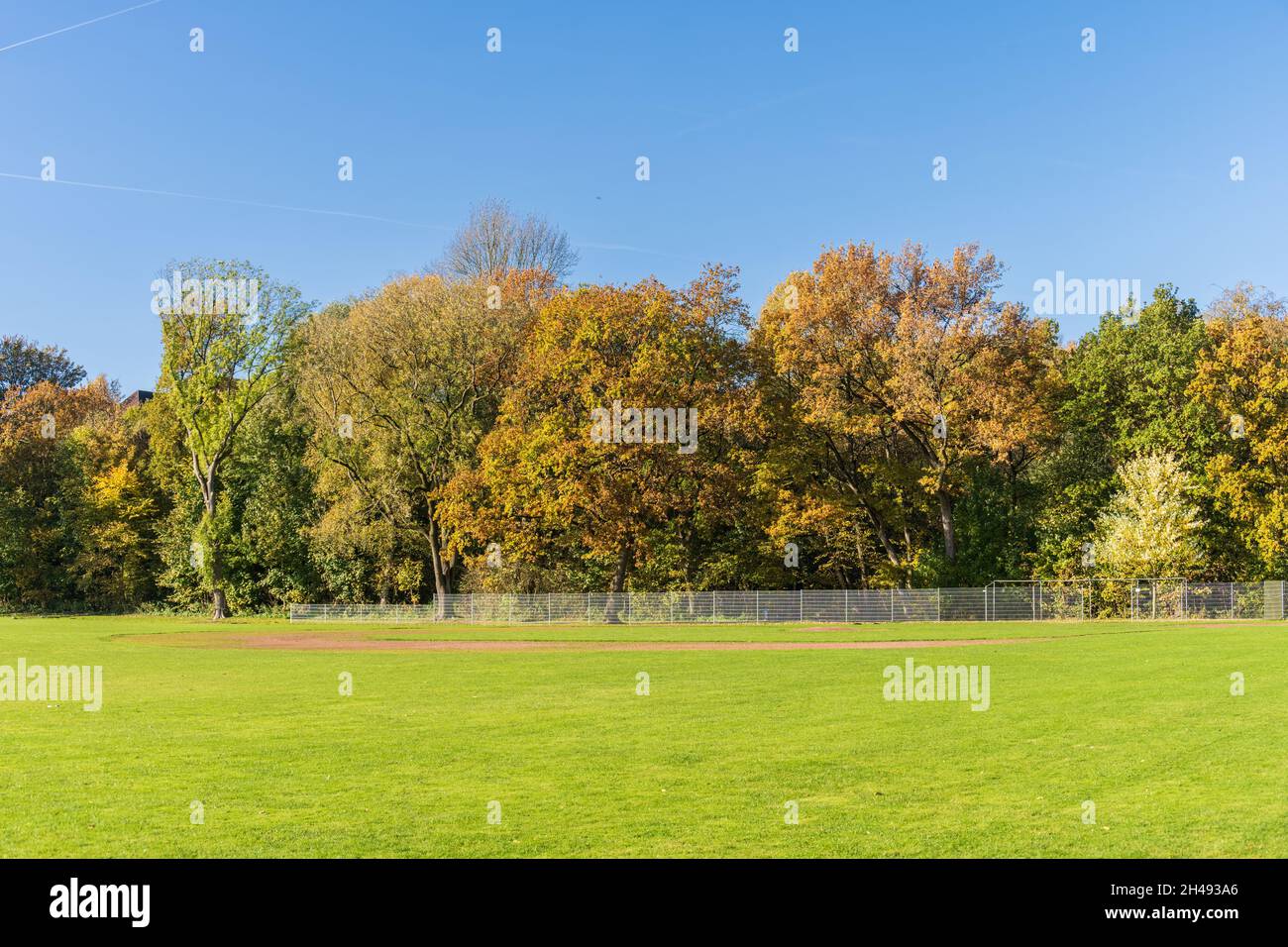 Parkanlage Moorteichwiese in Kiel mit Vegetation in bunten Herbstfarben Stock Photo