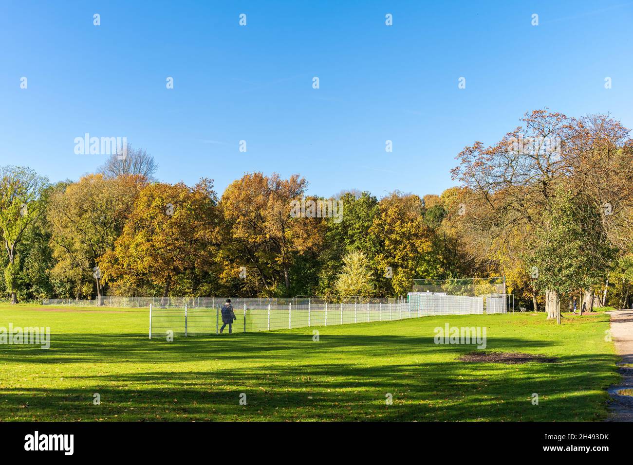 Parkanlage Moorteichwiese in Kiel mit Vegetation in bunten Herbstfarben Stock Photo