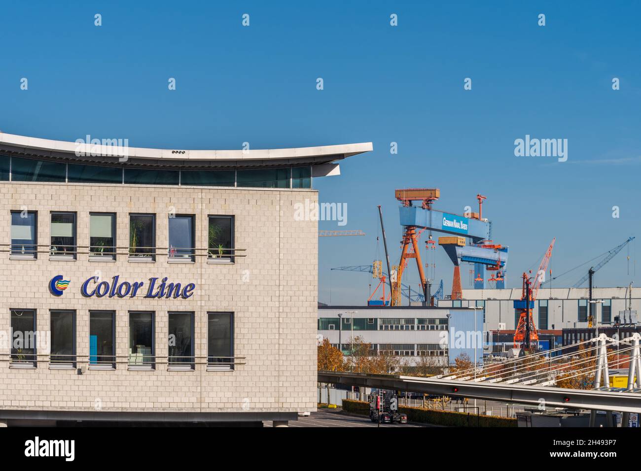 Abfertigungsgebäude der Color Line in Kiel, im Hintergrund Werften und Werftkäne Stock Photo