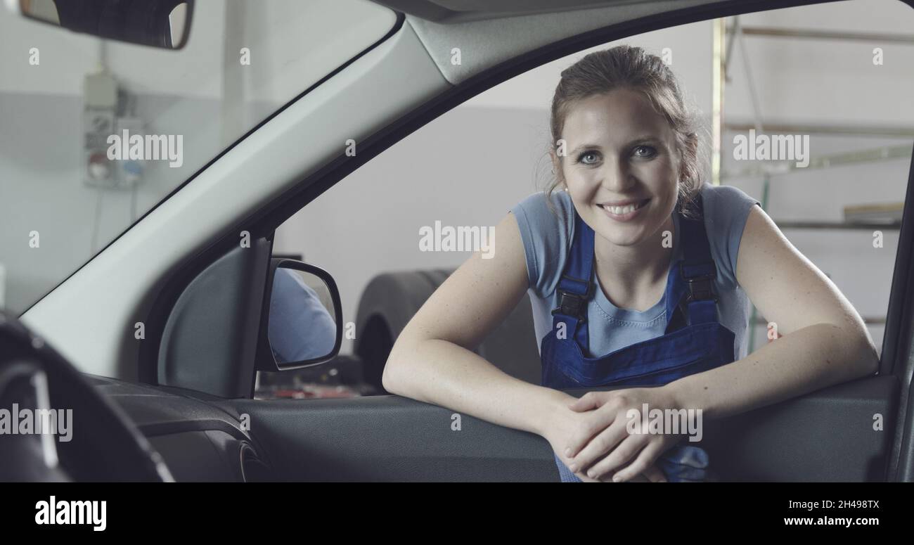 Mechanic leaning on car hi-res stock photography and images - Alamy