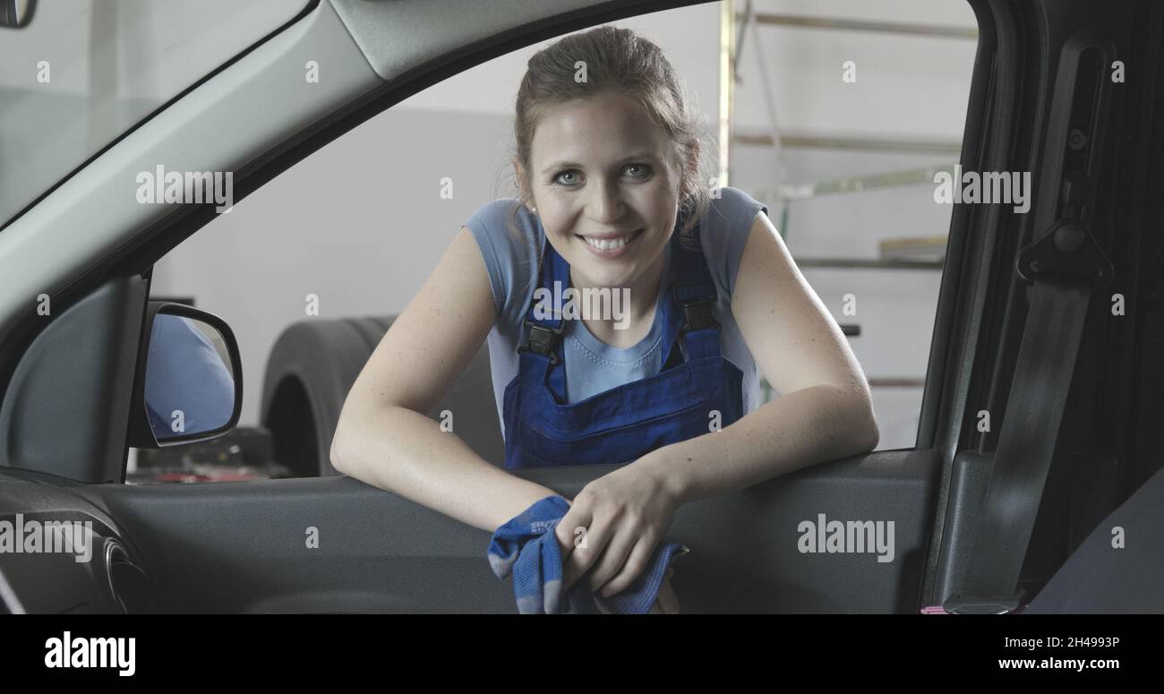 Mechanic leaning on car hi-res stock photography and images - Alamy