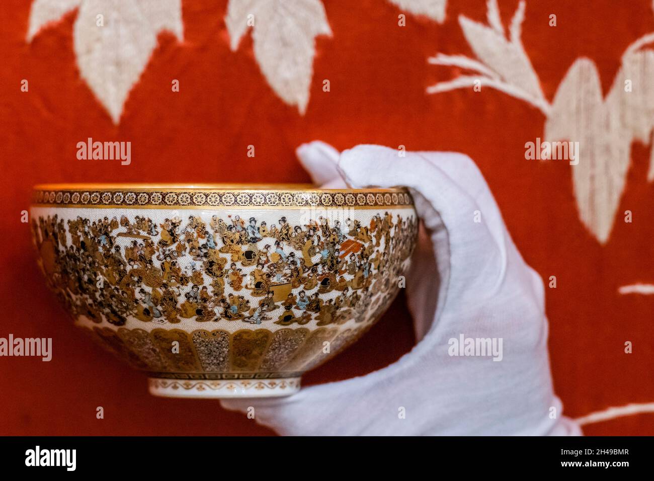 London, UK. 1st Nov, 2021. A fine satsuma bowl, late 19th century, est