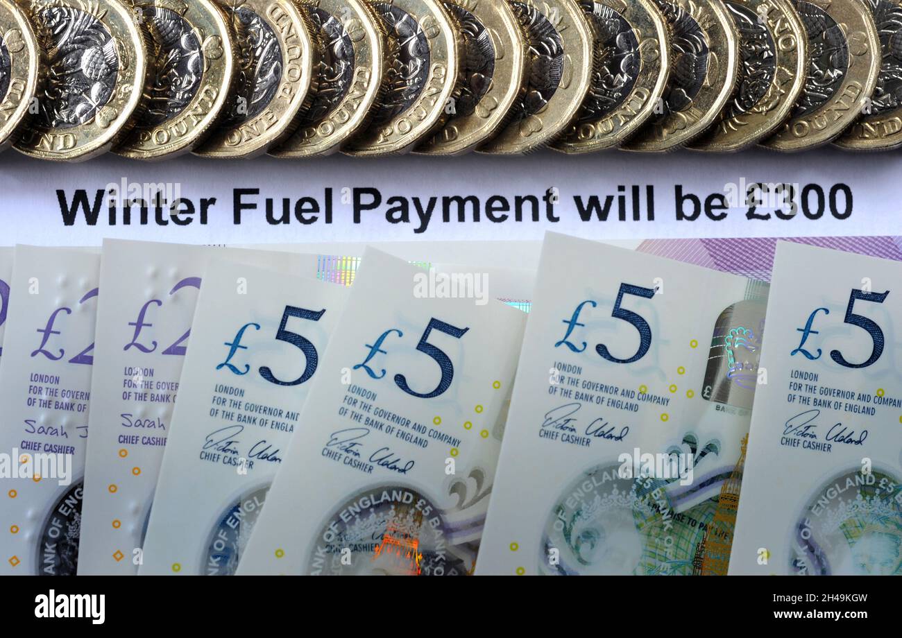 GOVERNMENT WINTER FUEL PAYMENT LETTER WITH BRITISH MONEY RE PENSIONERS BENEFITS ENERGY GAS ELECTRICITY HEATING ETC UK Stock Photo