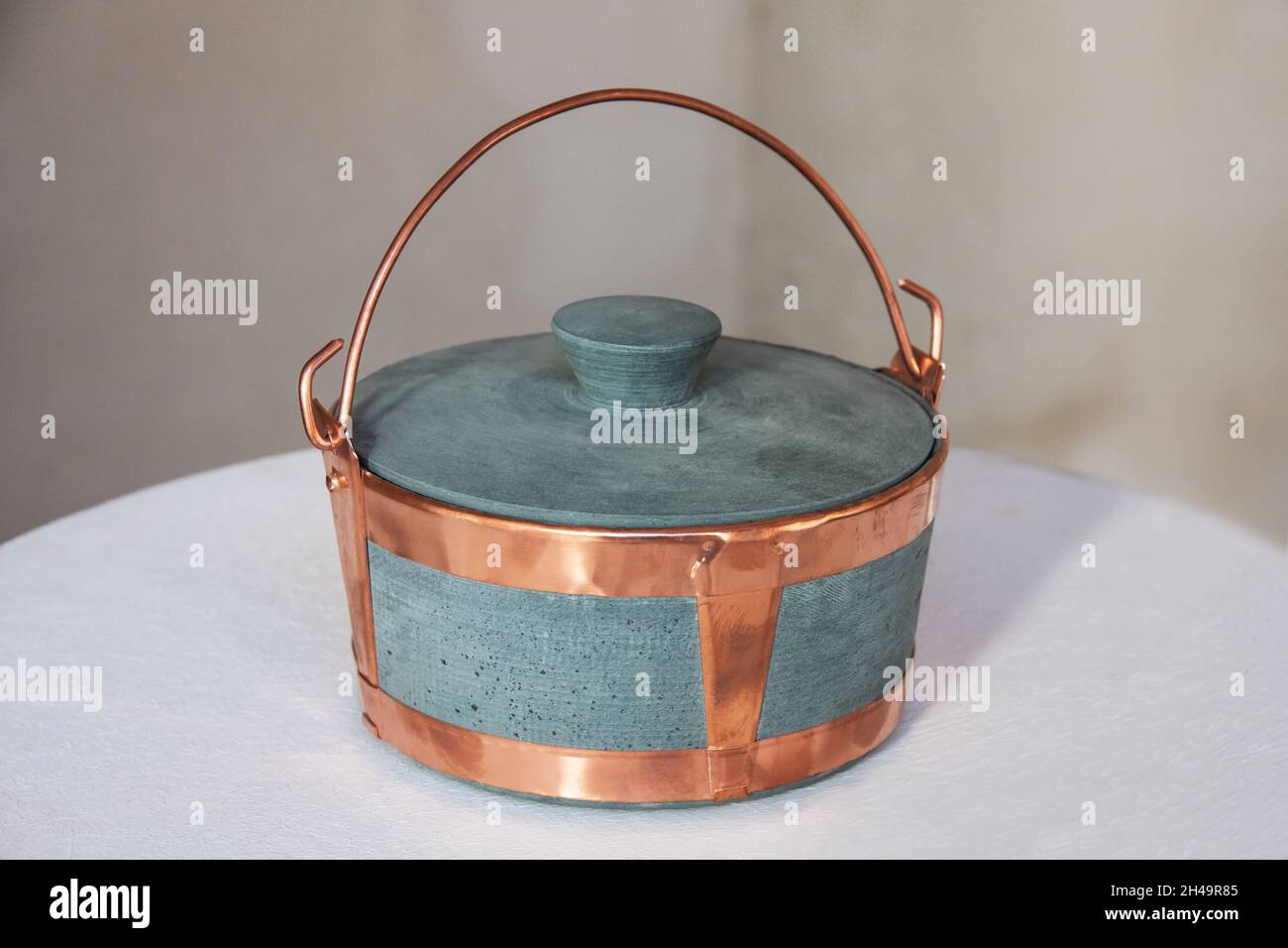 https://c8.alamy.com/comp/2H49R85/pietra-ollare-pot-with-handle-in-copper-2H49R85.jpg