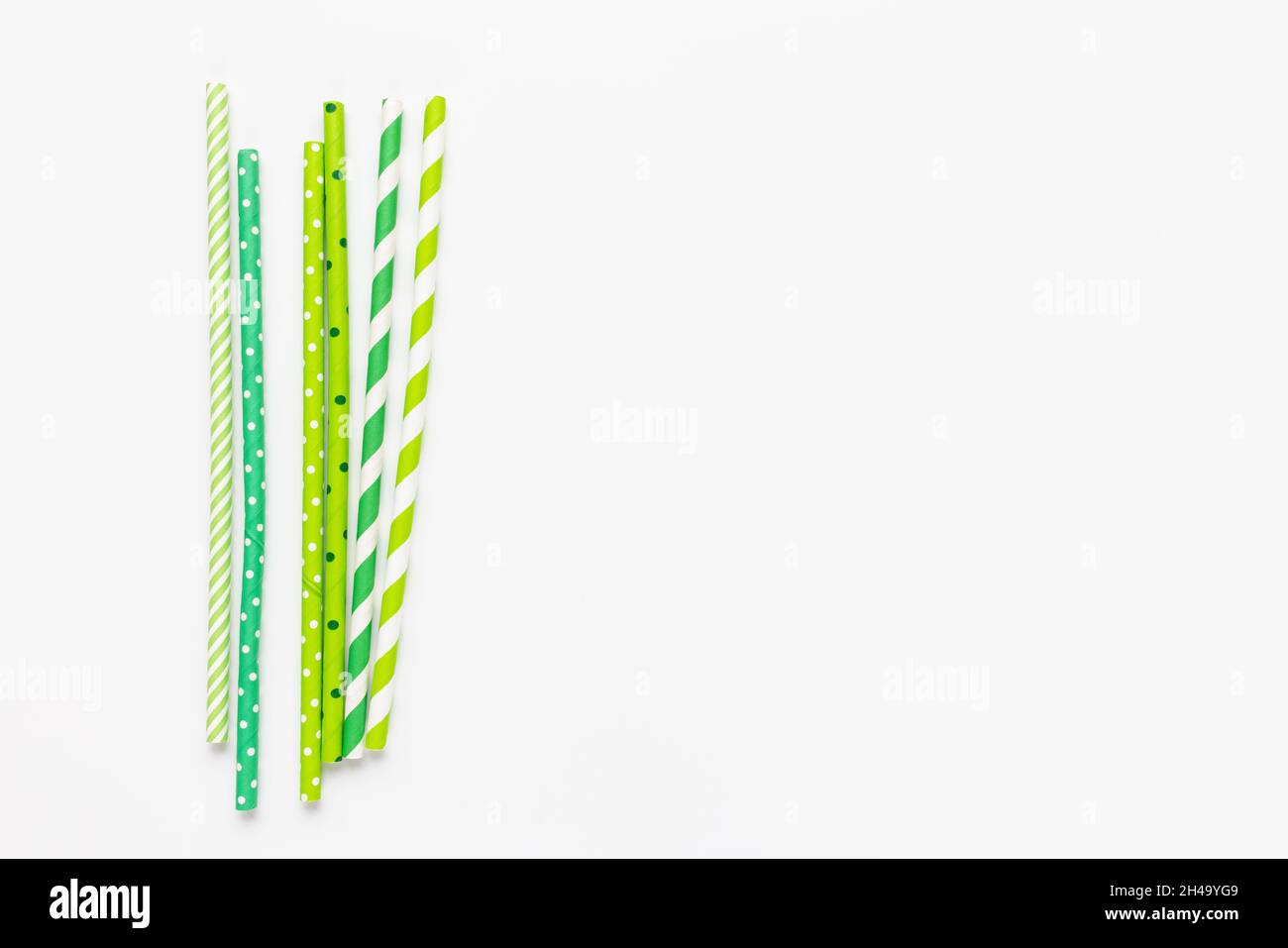 Many green eco friendly paper straws on white background. Recycle,  environment conversation, pollution and plastic straw ban concept. Copy  space Stock Photo - Alamy