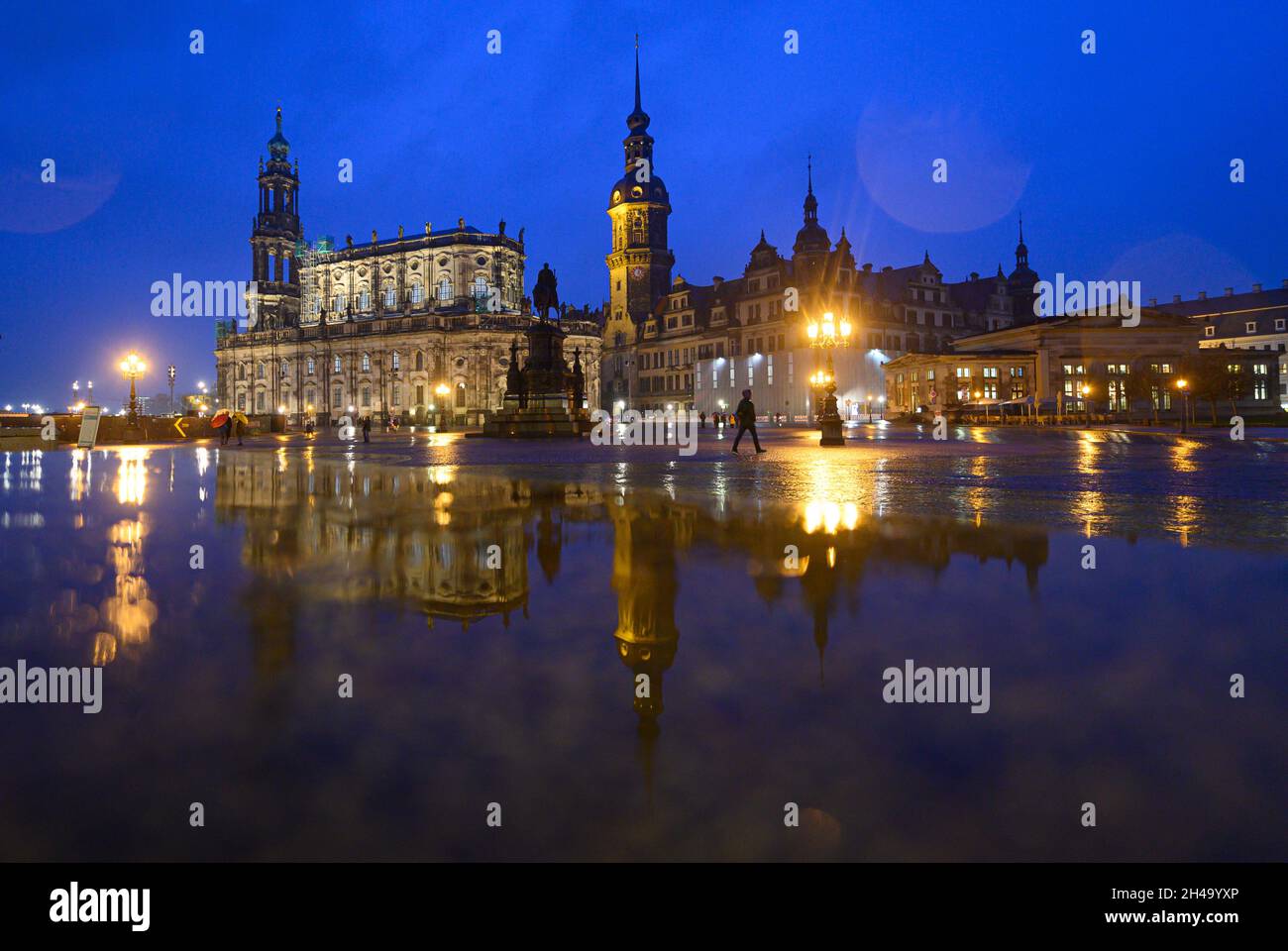 Dresden, Germany. 01st Nov, 2021. The paving stones on Theaterplatz in front of the Hofkirche (l-r), the equestrian statue of King Johann, the Hausmannsturm, the Residenzschloss and the Schinkelwache are wetted by the rain. Credit: Robert Michael/dpa-Zentralbild/dpa/Alamy Live News Stock Photo