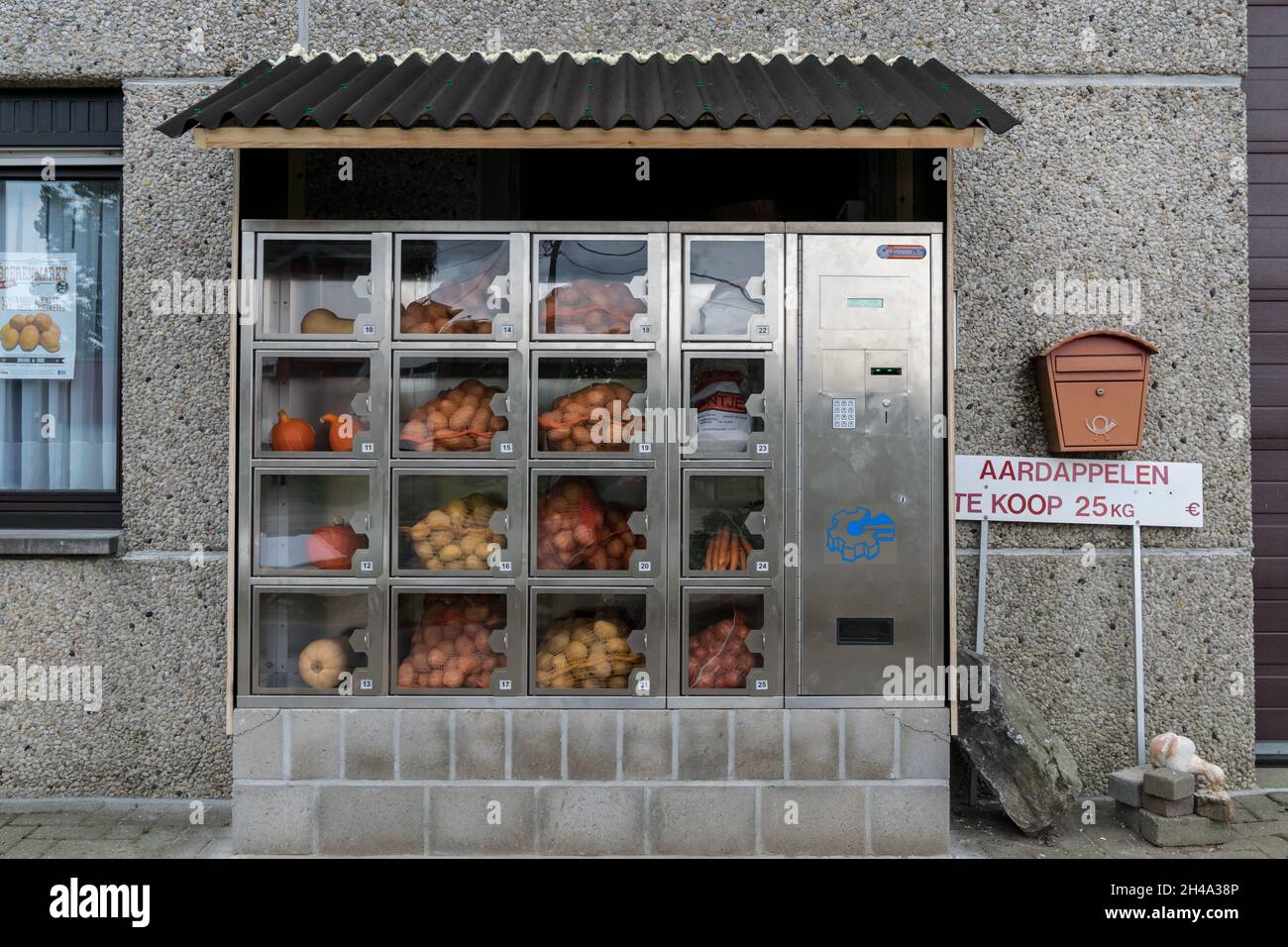 Oktober, 2018, Hezijde, Belgium: Vending machine with patatos, onions, pumpkins, carrots Stock Photo