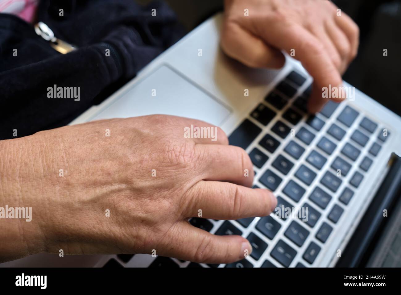 Hände an der Tastatur bei Arbeiten mit dem Computer Stock Photo