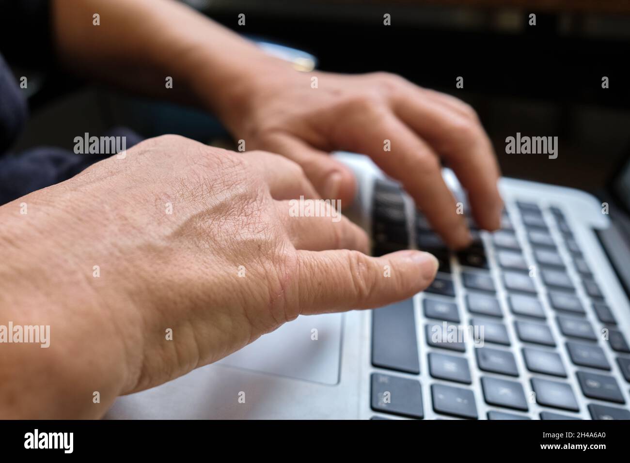 Hände an der Tastatur bei Arbeiten mit dem Computer Stock Photo