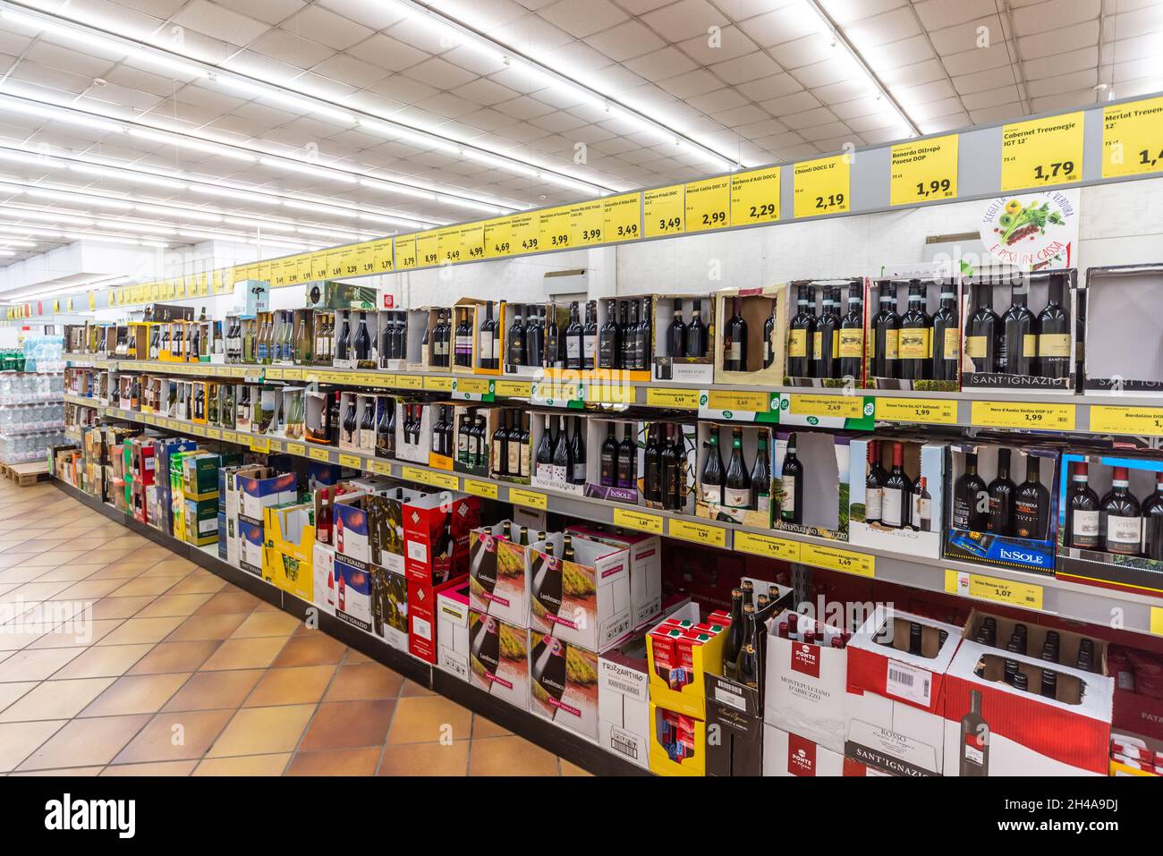 Discount variety store hi-res stock photography and images - Alamy