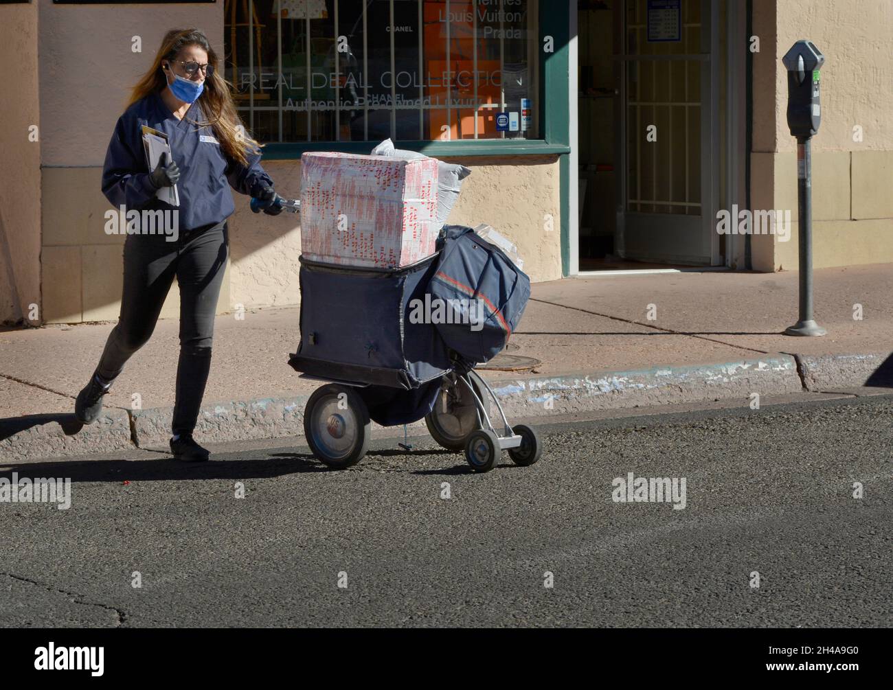 United States Mail Delivery Female Hi Res Stock Photography And Images Alamy