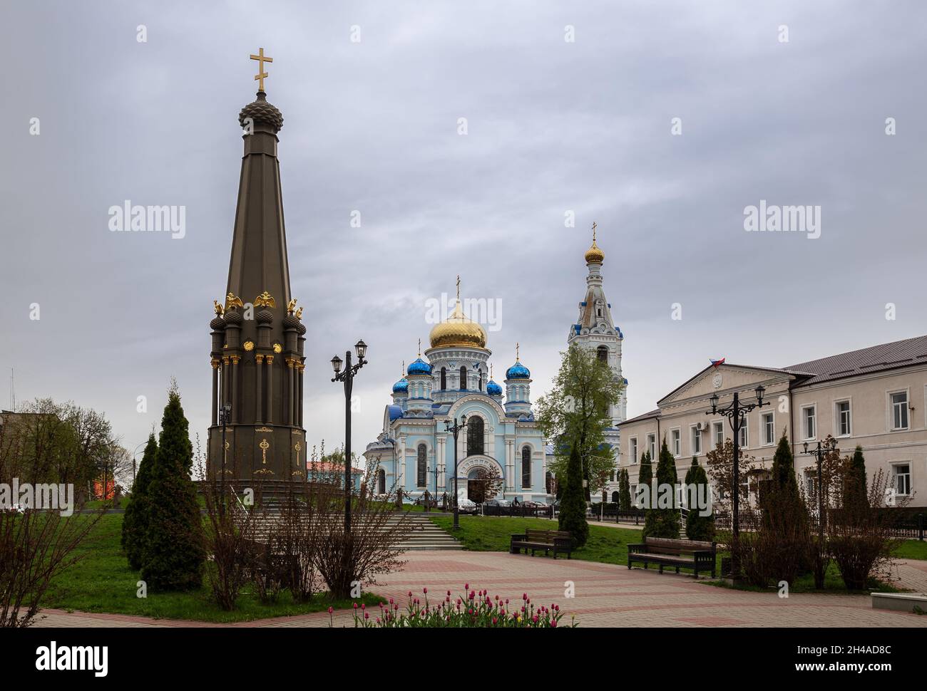 Central square of the town of Maloyaroslavets. Monument to the memory of the heroes of the war of 1812 and the Assumption Cathedral. Kaluga region, Ru Stock Photo
