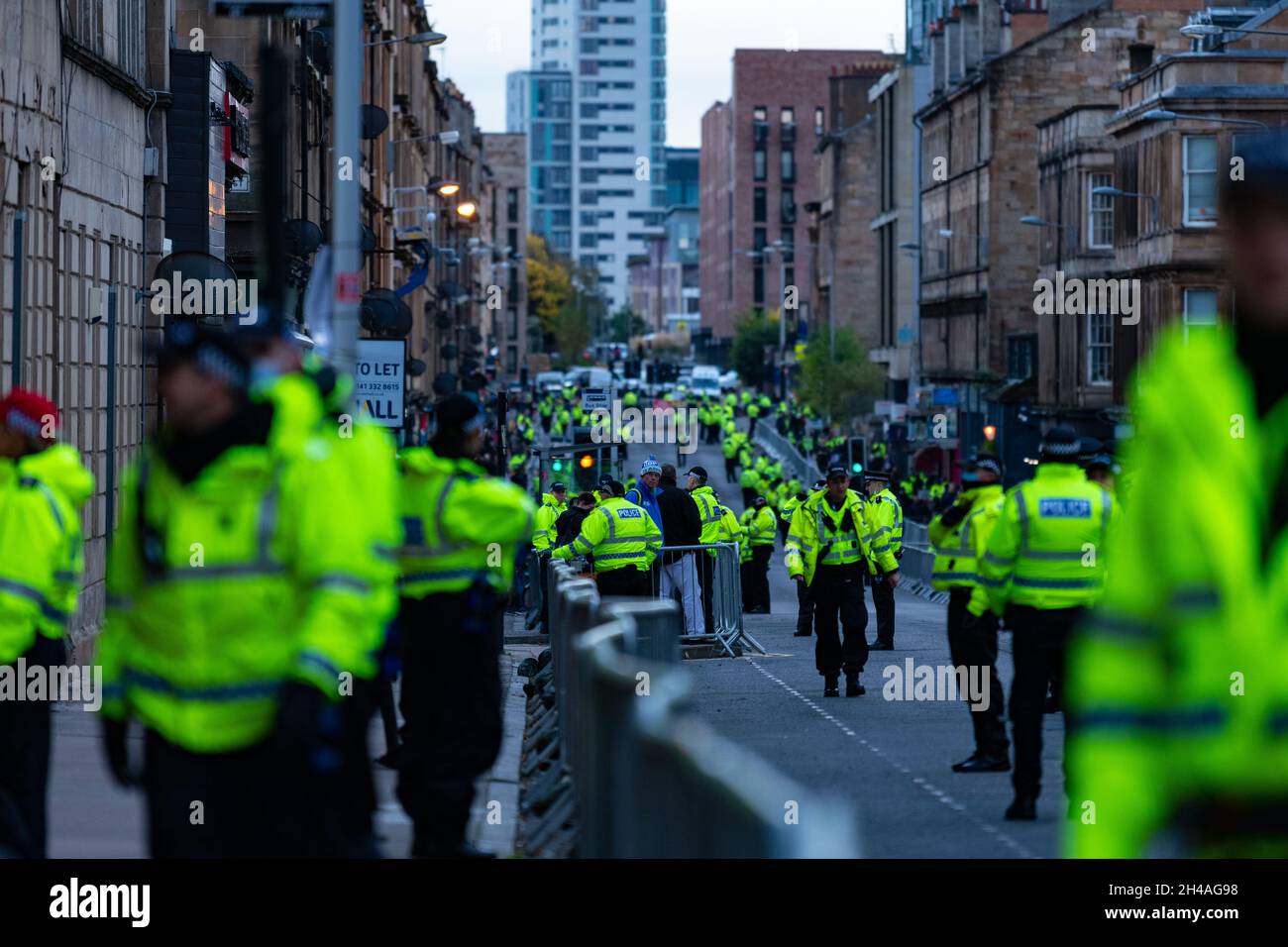 Glasgow, Scotland, UK. 1st Nov, 2021. COP26 - temporary ring of steel around Kelvingrove Museum and massive police presence in the surrounding areas of the West End of Glasgow ahead of a COP26 evening reception. Pictured - Argyle Street running through Finnieston completely sealed off by police to create a safe route for world leaders arriving at Kelvingrove Museum from the SEC campus Credit: Kay Roxby/Alamy Live News Stock Photo