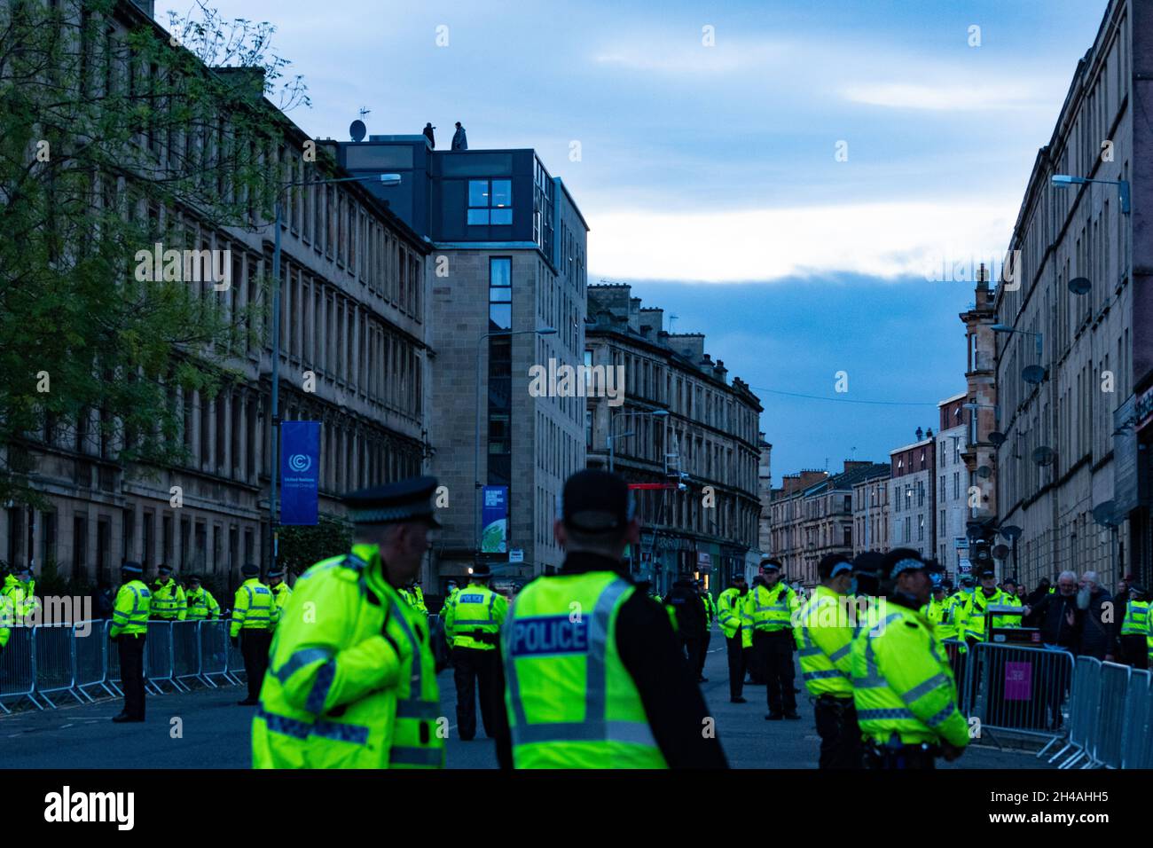 Glasgow, Scotland, UK. 1st Nov, 2021. COP26 - temporary ring of steel around Kelvingrove Museum and massive police presence in the surrounding areas of the West End of Glasgow ahead of a COP26 evening reception. Pictured - Argyle Street, the road through Finnieston completely sealed off by police to create a safe route for world leaders arriving at Kelvingrove Museum from the SEC campus.  Security visible on roof tops Credit: Kay Roxby/Alamy Live News Stock Photo