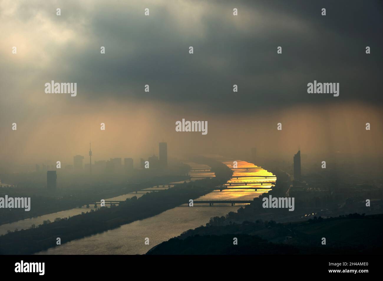 God rays hi-res stock photography and images - Alamy