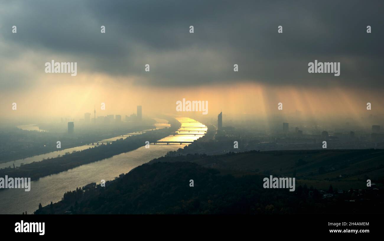 God rays hi-res stock photography and images - Alamy