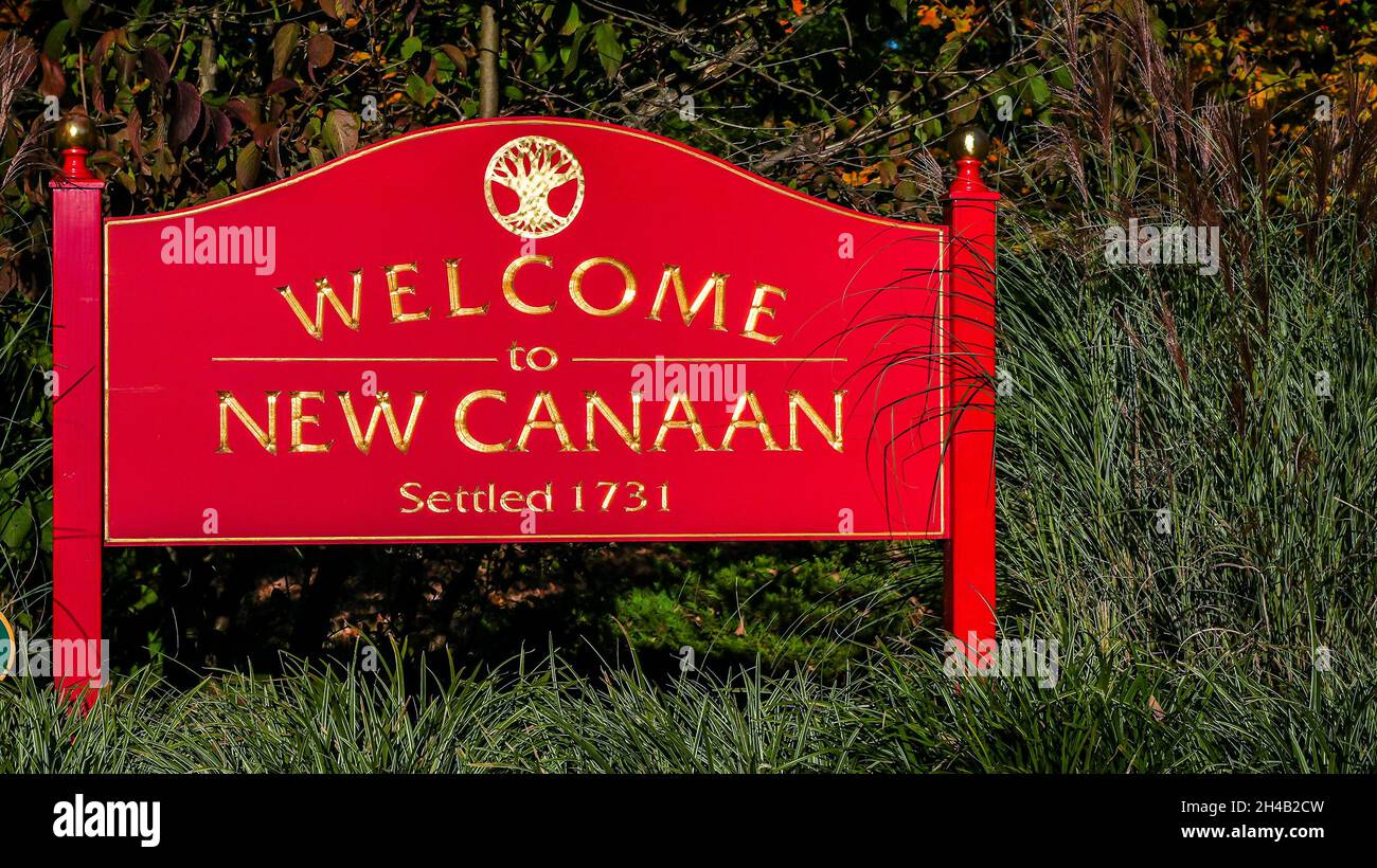 NEW CANAAN, CT, USA NOVEMBER 1, 2021 Red New Canaan town entrance