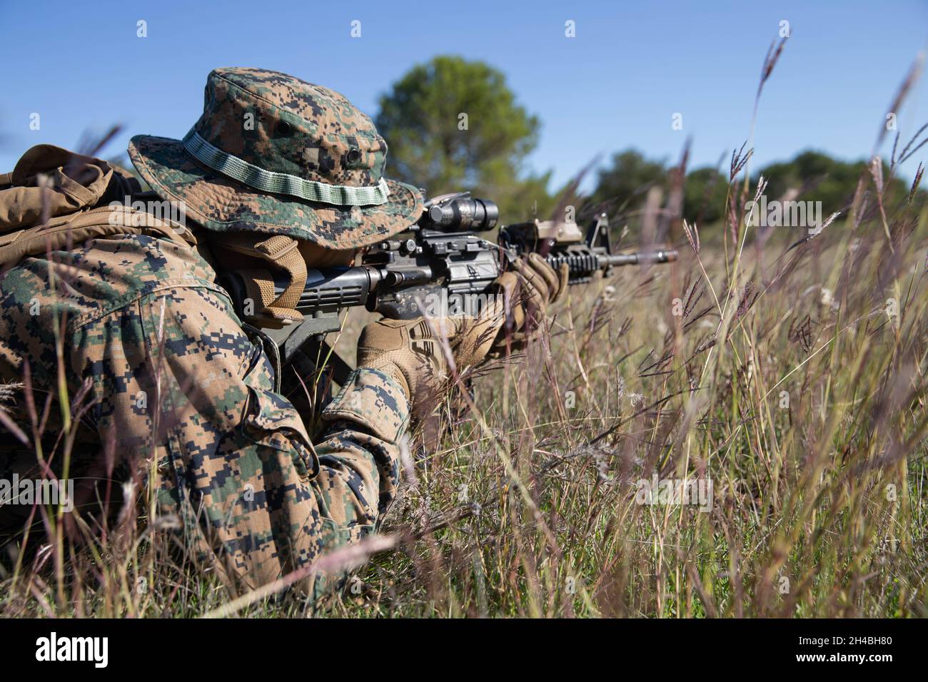 A U.S. Marine with 2d Marine Division (2d MARDIV) provides security during Exercise Baccarat near Caserne Colonel de Chabrières Nîmes, France, Oct. 13, 2021. Exercise Baccarat is a three-week joint exercise between 2d MARDIV and the French Foreign Legion that challenges forces with physical and tactical training, as well as provides the opportunity to exchange knowledge that assists in developing and strengthening bonds. (U.S. Marine Corps photo by Lance Cpl. Jennifer E. Reyes) Stock Photo