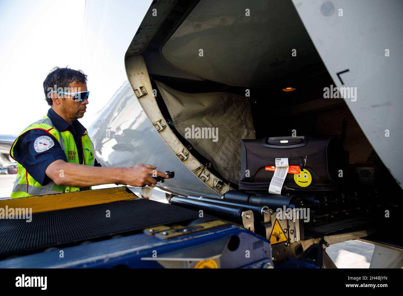 Los Angeles, California, USA. 29th Mar, 2019. Ground crews scan bags luggage is unloaded from an