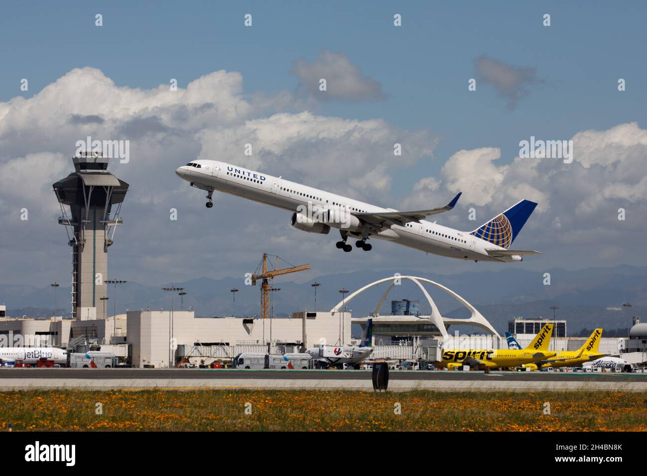 Los Angeles, California, USA. 28th Mar, 2019. A United Airlines Boeing Co. 757-300 (Registration N75853) takes off from Los Angeles International Airport (LAX) on Thursday, March 28, 2019 in Los Angeles, Calif. © 2019 Patrick T. Fallon (Credit Image: © Patrick Fallon/ZUMA Press Wire) Stock Photo