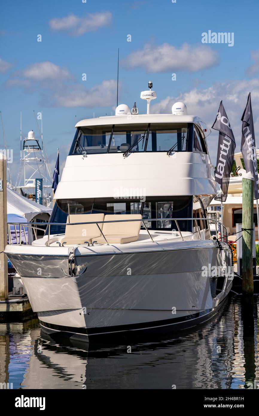 Used boat sale hires stock photography and images Alamy