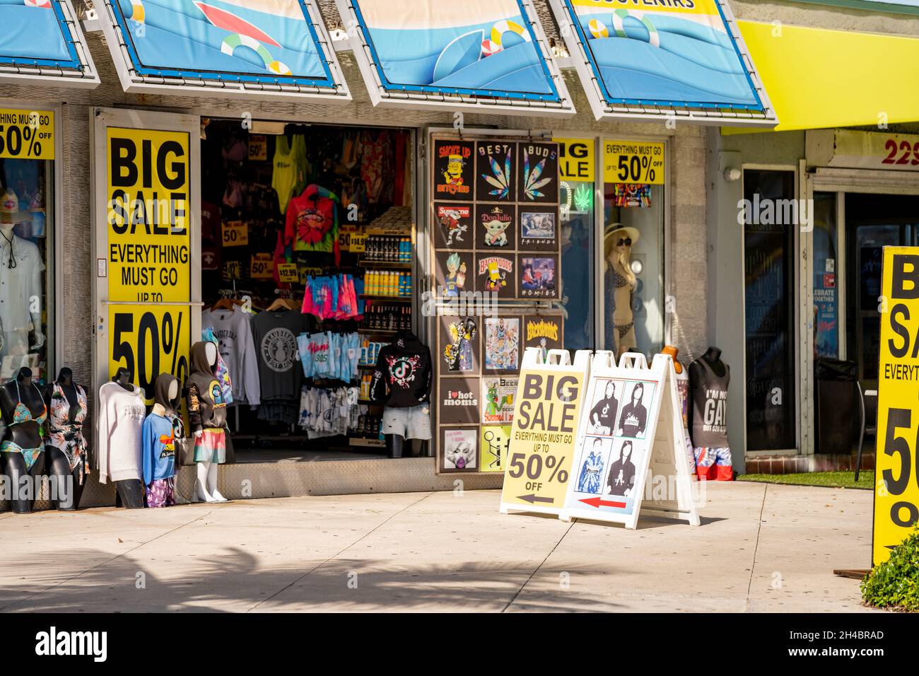 Fort Lauderdale, FL, USA - October 31, 2021: Photo of a store advertising 50 percent off everything must go clerance sale Stock Photo