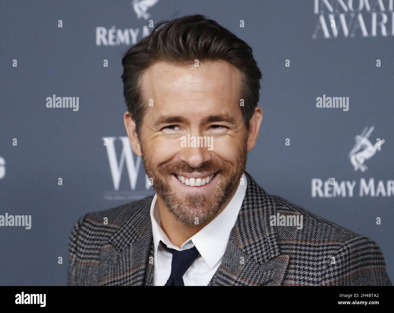 Plyajdagi yubka ostida Qadimgi eshak suratga tushmoqda