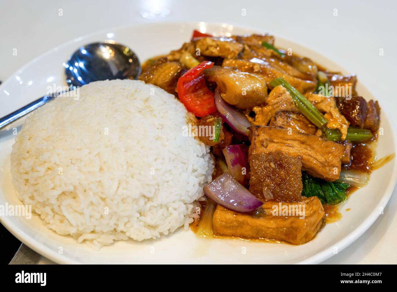 A dish of delicious Hong Kong tea restaurant dish head rice, tofu fire